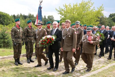 W asyście służb mundurowych kwiaty składa wojewoda podlaski Bohdan Paszkowski