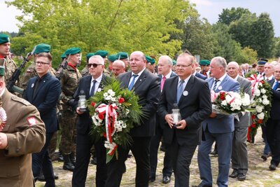 Kwiaty składa delegacja IPN (od lewej): dr Paweł Warot, dr Jarosław Schabieński, dr hab. Piotr Kardela, dr hab. Krzysztof Sychowicz