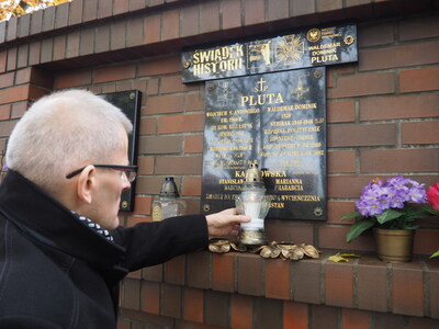 Tablica upamiętniająca żołnierza-górnika Waldemara Plutę i jego ojca, zamordowanego w Katyniu
