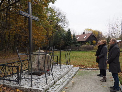Symboliczny grób ofiar zbrodni komunistycznych w Lesie Zwierzynieckim