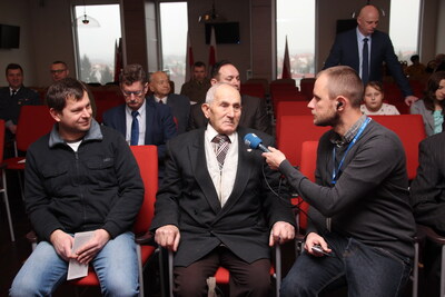 Pan Kazimierz Busma podczas wywiadu udzielanego dziennikarzowi Polskiego Radia Białystok