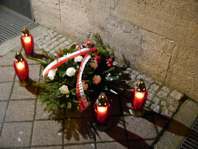 Kwiaty pod tablicą na gmachu b. KW PZPR w Gdańsku