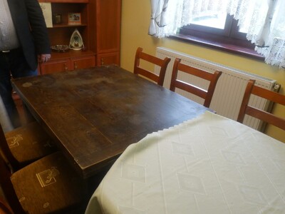 Solidny stół, przy którym jedli żołnierze V Wileńskiej Brygady AK.