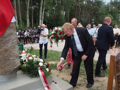 Kwiaty składa Poseł na Sejm RP Grzegorz Wojciechowski
