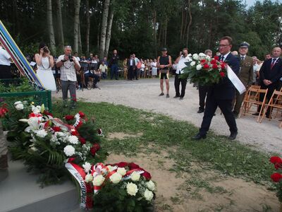 Kwiaty składa dr Dariusz Rogut, dyrektor Oddzialu IPN w Łodzi