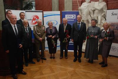 Laureaci VII edycji Nagrody „Świadek Historii” wraz z prezesem IPN 