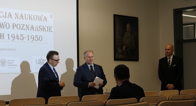 Otwarcie konferencji, od lewej: dr hab. prof. UZ Robert Skobelski, przemawia dr hab. prof. UAM Przemysław Matusik, dr hab. Rafał Reczek