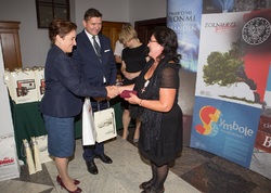 Dr Mateusz Szpytma wiceprezes IPN w imieniu prezydenta RP wręczył odznaczenie państwowe KWiS pani Irenie Granowskiej.
