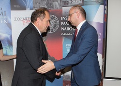 Dr Mateusz Szpytma wiceprezes IPN w imieniu prezydenta RP wręczył odznaczenie państwowe KWiS panu Marcinowi Janowi Hejnarowi.
