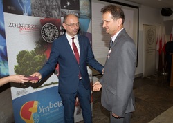 Dr Mateusz Szpytma wiceprezes IPN w imieniu prezydenta RP wręczył odznaczenie państwowe KWiS panu Januszowi Kujawie.