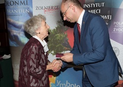 Dr Mateusz Szpytma wiceprezes IPN w imieniu prezydenta RP wręczył odznaczenie państwowe KWiS pani Ewie Sidak.