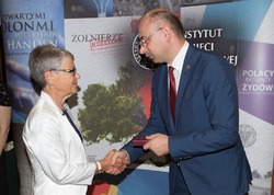 Dr Mateusz Szpytma wiceprezes IPN w imieniu prezydenta RP wręczył odznaczenie państwowe KWiS pani Stanisławie Zofii Starzak.