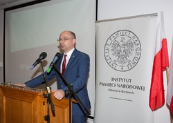 Dr Mateusz Szpytma wiceprezes IPN w imieniu prezydenta RP wręczył w Rzeszowie odznaczenie państwowe KWiS działaczom opozycji antykomunistycznej.