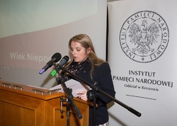 Podczas uroczystości Wojewodę Podkarpackiego dr Ewę Leniart reprezentowała pani Karolina Bogusz - dyrektor Biura Wojewody.