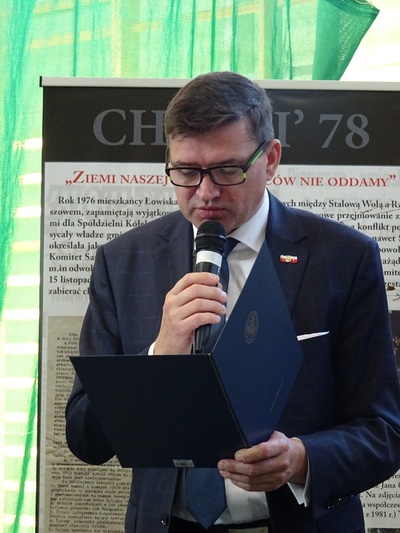 Dr Dariusz Iwaneczko odczytuje list prezesa IPN dr. Jarosława Szarka do uczestników obchodów 40. rocznicy powołania Komitetu Samoobrony Chłopskiej Ziemi Rzeszowskiej.