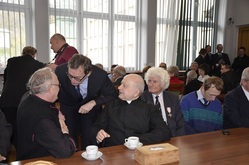 Prezes IPN Jarosław Szarek podczas rozmów z uczestnikami konferencji