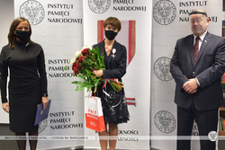 Wręczenie Krzyża Wolności i Solidarności Jolancie Grzelczyk, od lewej: dr K. Pawlak-Weiss, J. Grzelczyk, dr A. Drogoń