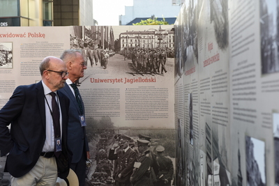 Wystawa „Kaźń profesorów lwowskich. Wzgórza Wuleckie 1941” przed Parlamentem Europejskim