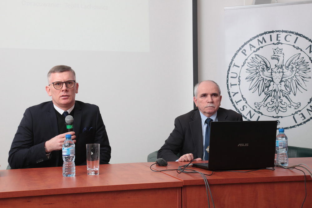 Od lewej: dr hab. Sławomir Cenckiewicz, Teofil Lachowicz. Fot. Piotr Życieński (IPN)