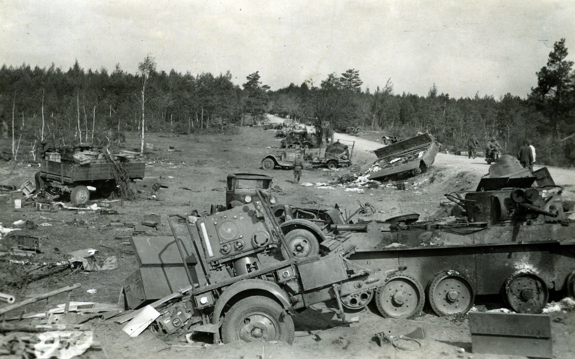 Porzucony sprzęt sowiecki w rejonie Białegostoku – czerwiec 1941 r.Zbiory prywatne P.Niziołek