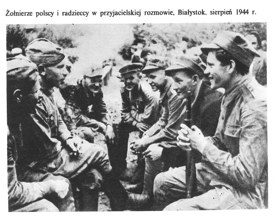 Żołnierze polscy i sowieccy. Białystok, sierpień 1944 r. (zdjęcie pochodzi z książki: Władysław Góra, Polska Rzeczpospolita Ludowa 1944-1974, Warszawa 1976).