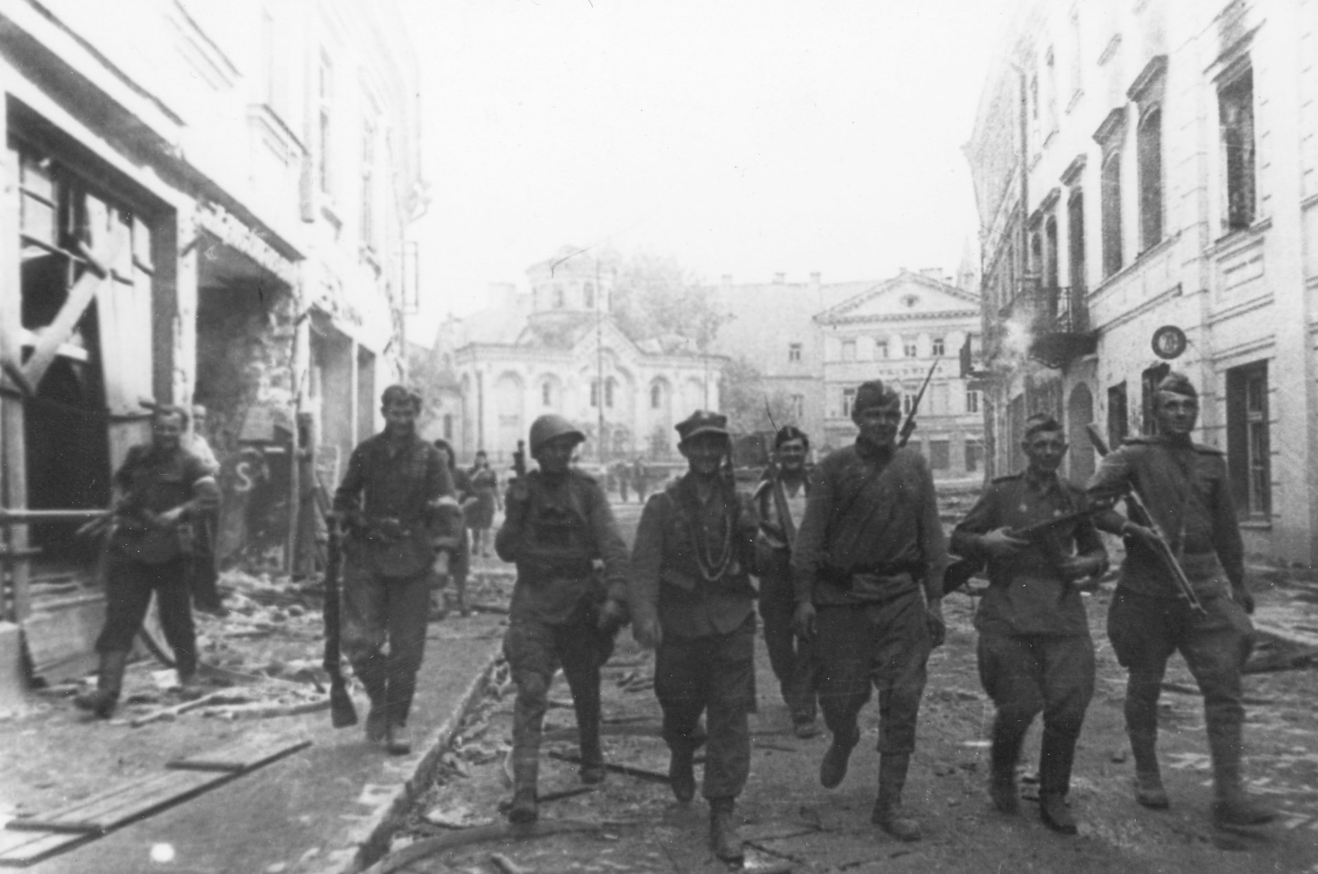 Żołnierze Armii Krajowej i Armii Czerwonej na ulicach Wilna w czasie operacji „Ostra Brama” ( Zbiory własne. P.Niwiński)