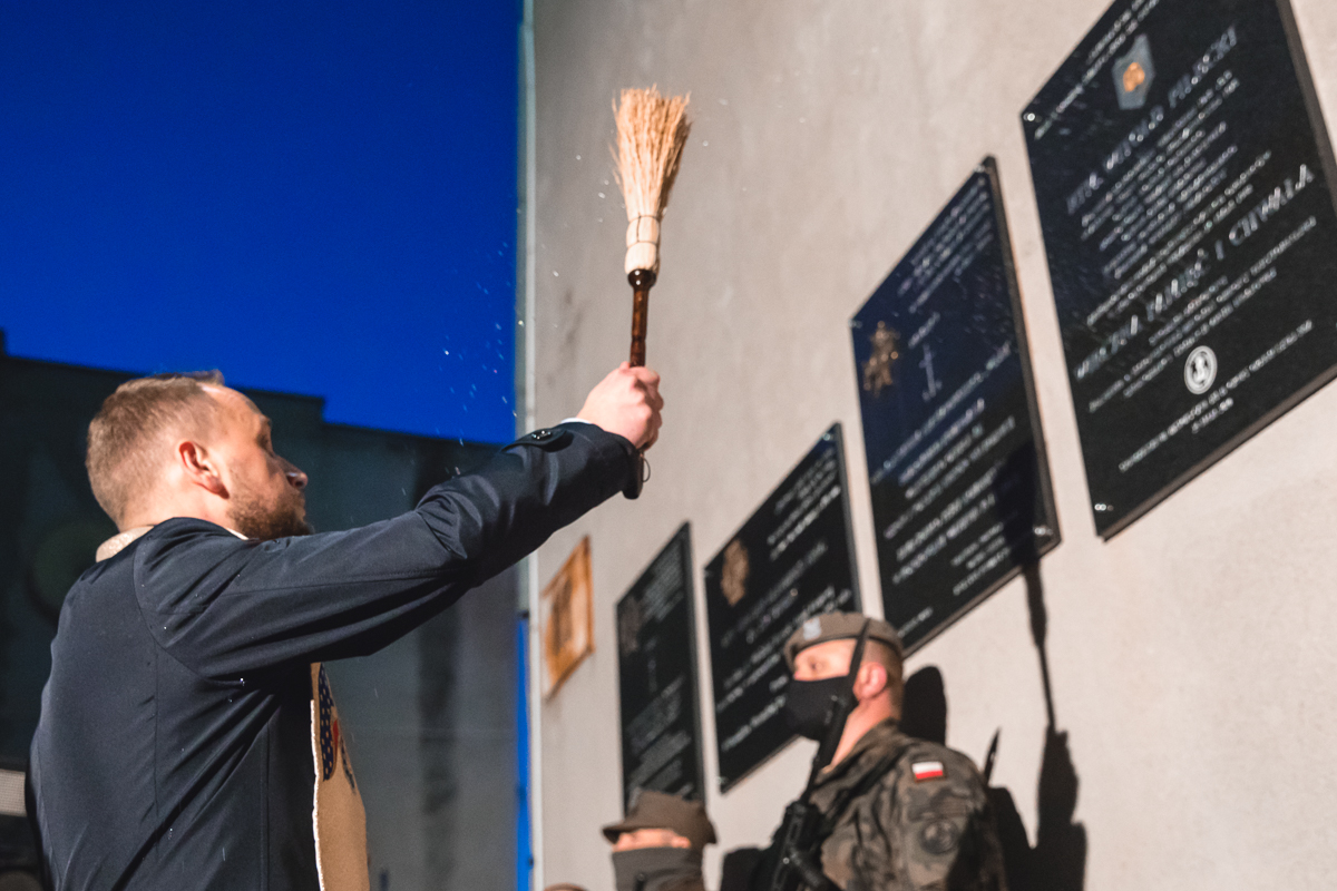 Podczas uroczystości odsłonięto tablicę upamiętniającą rotmistrza Pileckiego – 25 maja 2020. Fot. Sławek Kasper (IPN)