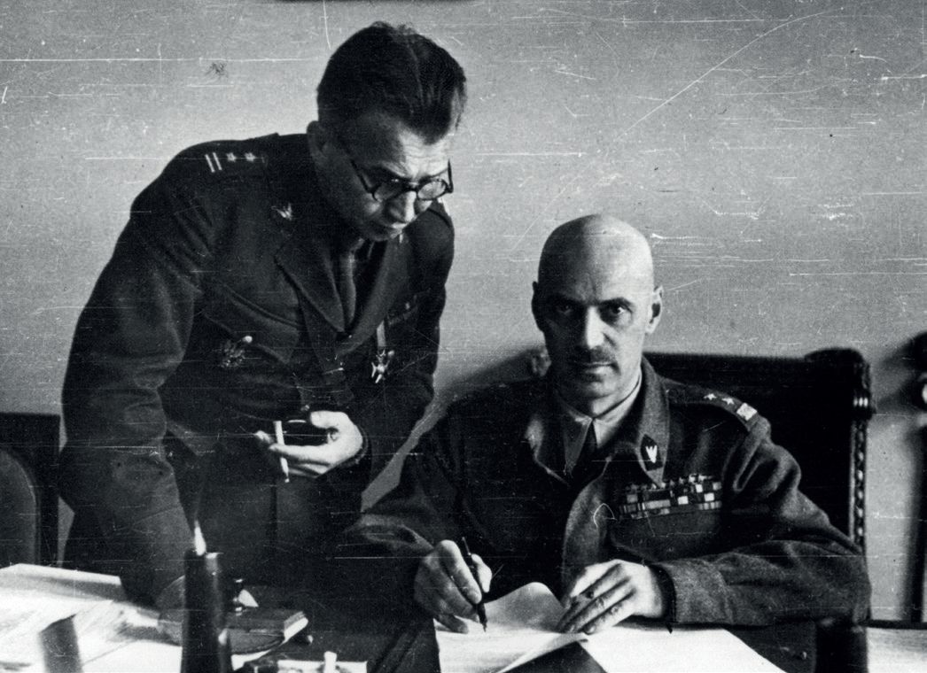 Płk Leopold Okulicki i gen. Władysław Anders, dowódca Armii Polskiej z ZSRS, Buzułuk, 1941 r. Fot. NAC