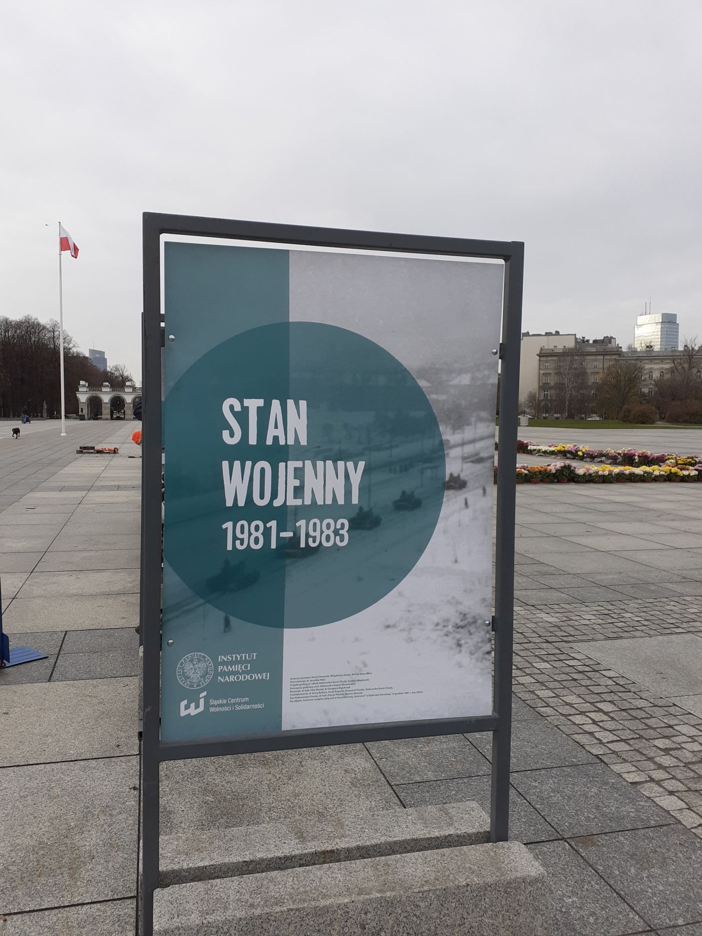 Wystawa „Stan wojenny 1981–1983” prezentowana jest na pl. Piłsudskiego w Warszawie