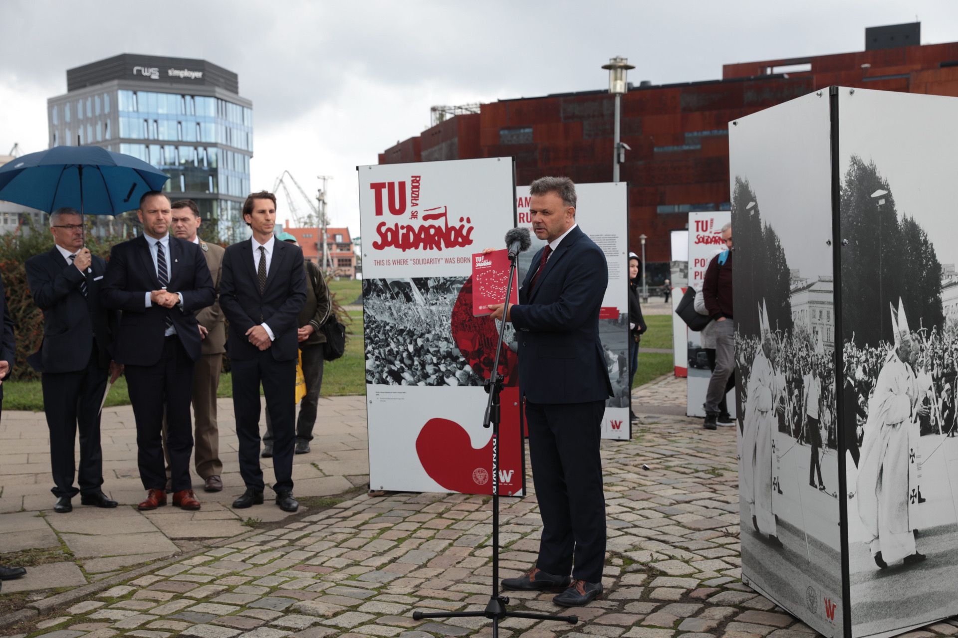 Wystąpienie Adama Hlebowicza, dyrektora BEN IPN, podczas prezentacji wystawy IPN „TU rodziła się Solidarność” na placu Solidarności w Gdańsku – 31 sierpnia 2021. Fot. Mikołaj Bujak (IPN)