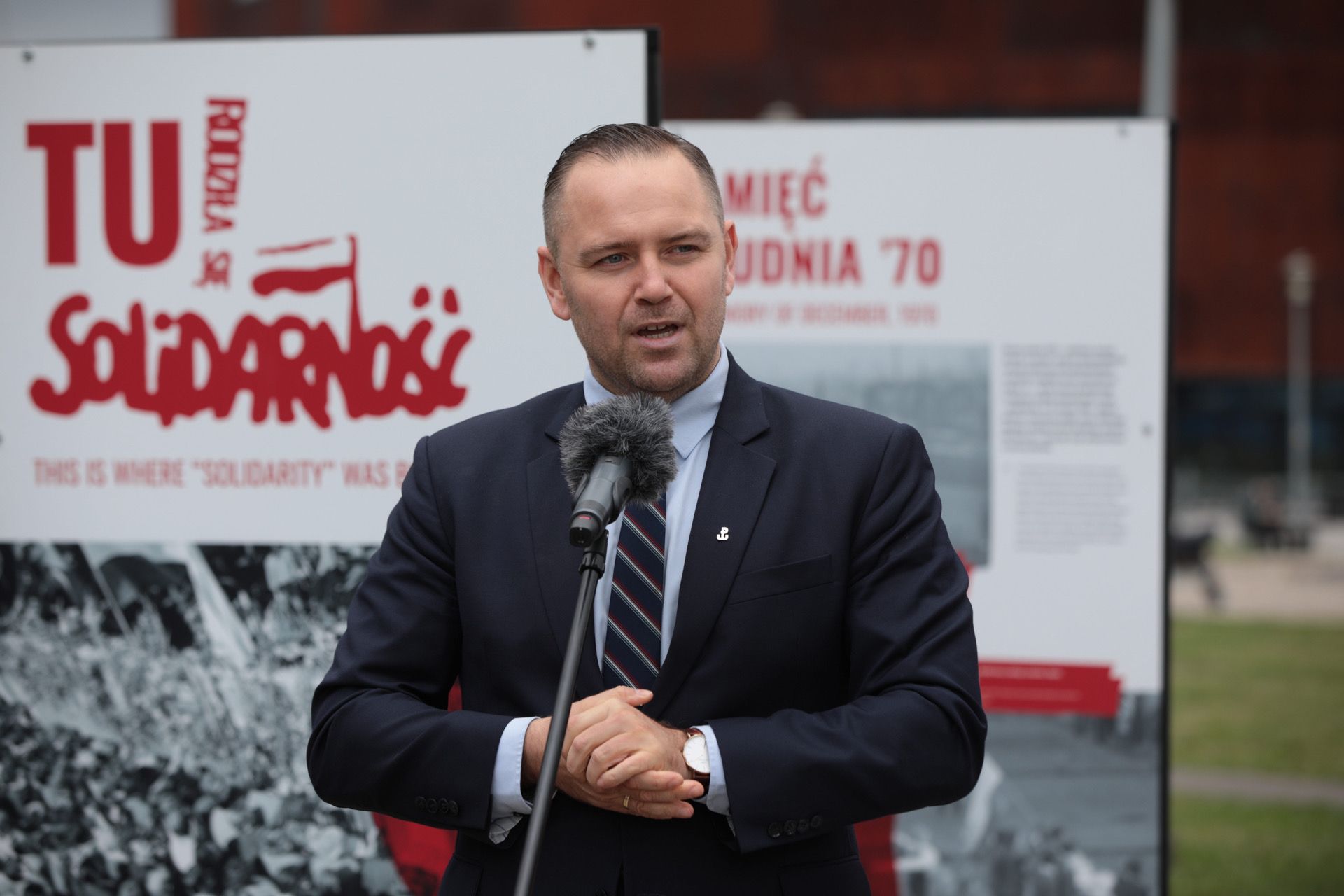 Prezes IPN dr Karol Nawrocki podczas prezentacji wystawy IPN „TU rodziła się Solidarność” na placu Solidarności w Gdańsku – 31 sierpnia 2021. Fot. Mikołaj Bujak (IPN)
