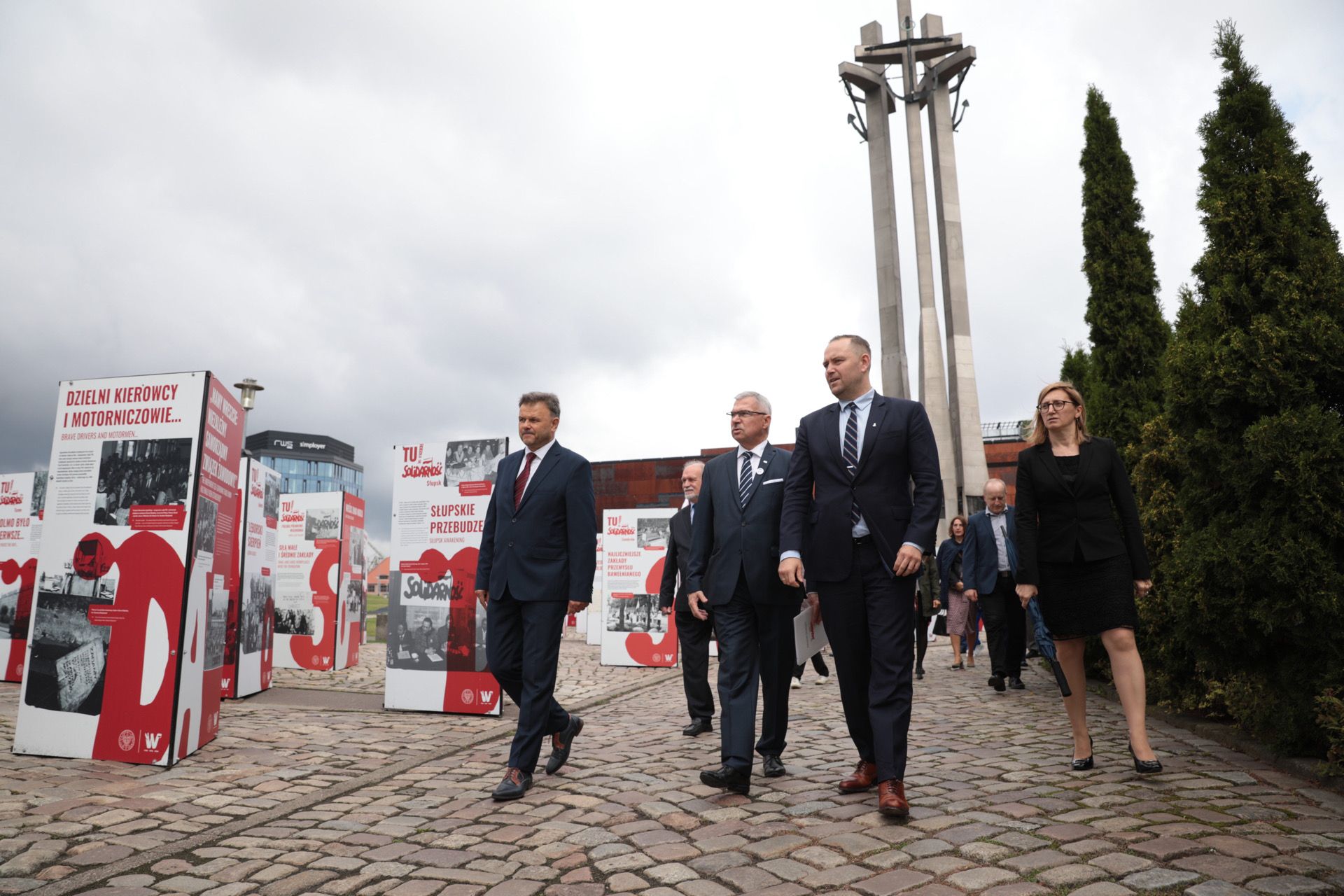 Delegacja IPN na czele z prezesem dr. Karolem Nawrockim złożyła kwiaty przed pomnikiem Poległych Stoczniowców – Gdańsk, 31 sierpnia 2021. Fot. Mikołaj Bujak (IPN)