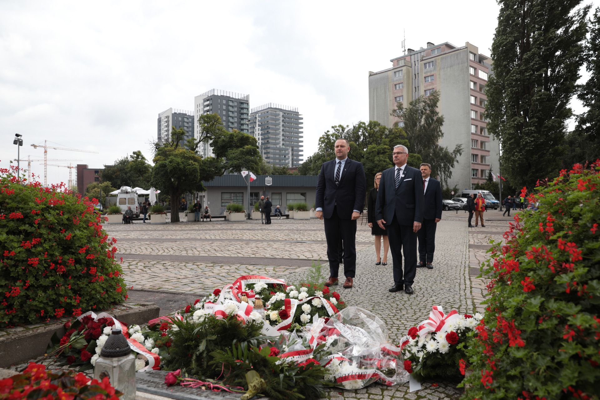 Delegacja IPN na czele z prezesem dr. Karolem Nawrockim złożyła kwiaty przed pomnikiem Poległych Stoczniowców – Gdańsk, 31 sierpnia 2021. Fot. Mikołaj Bujak (IPN)