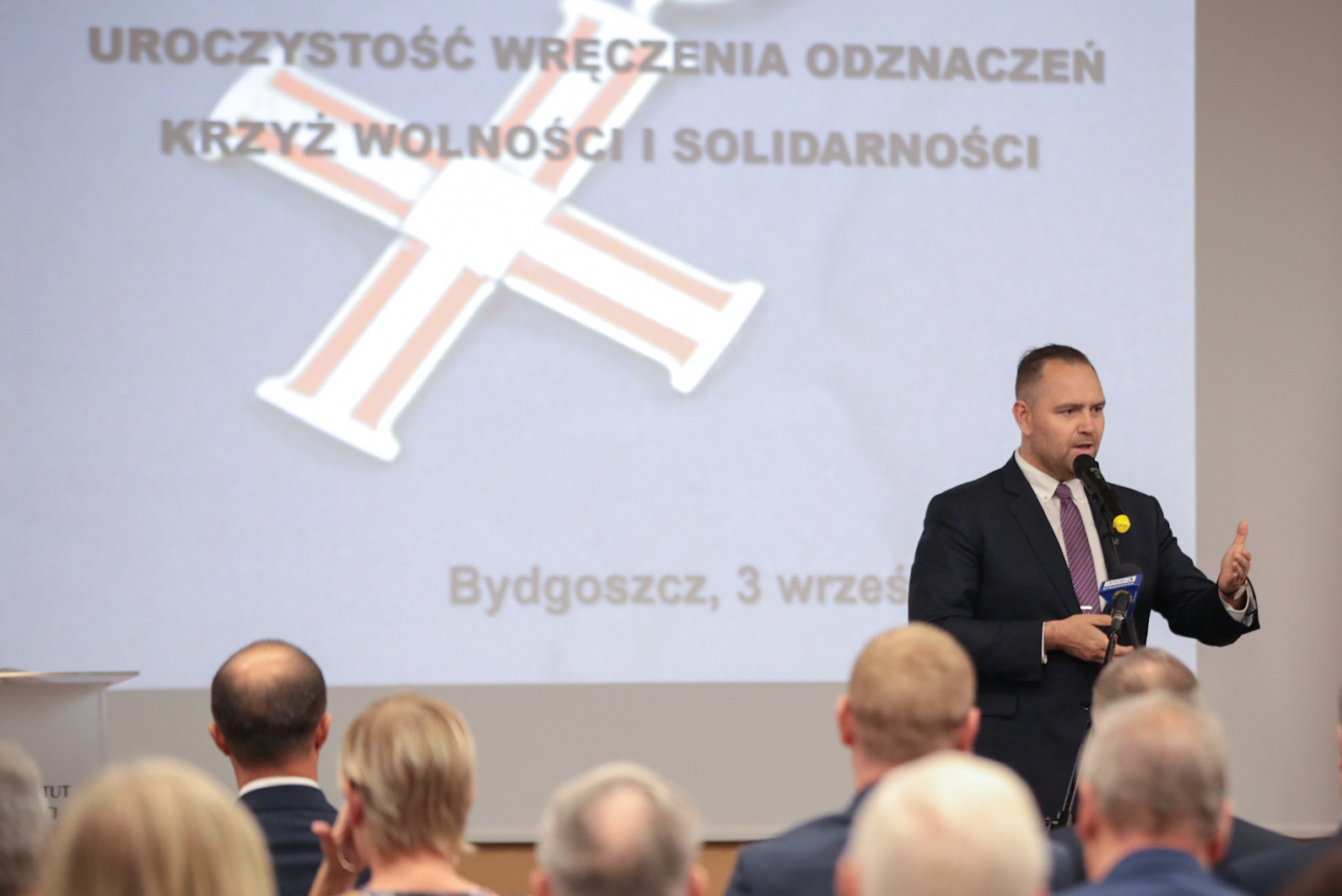 Prezes IPN dr Karol Nawrocki wręczył dawnym opozycjonistom Krzyże Wolności i Solidarności – Bydgoszcz, 3 września 2021. Fot. Mikołaj Bujak (IPN)