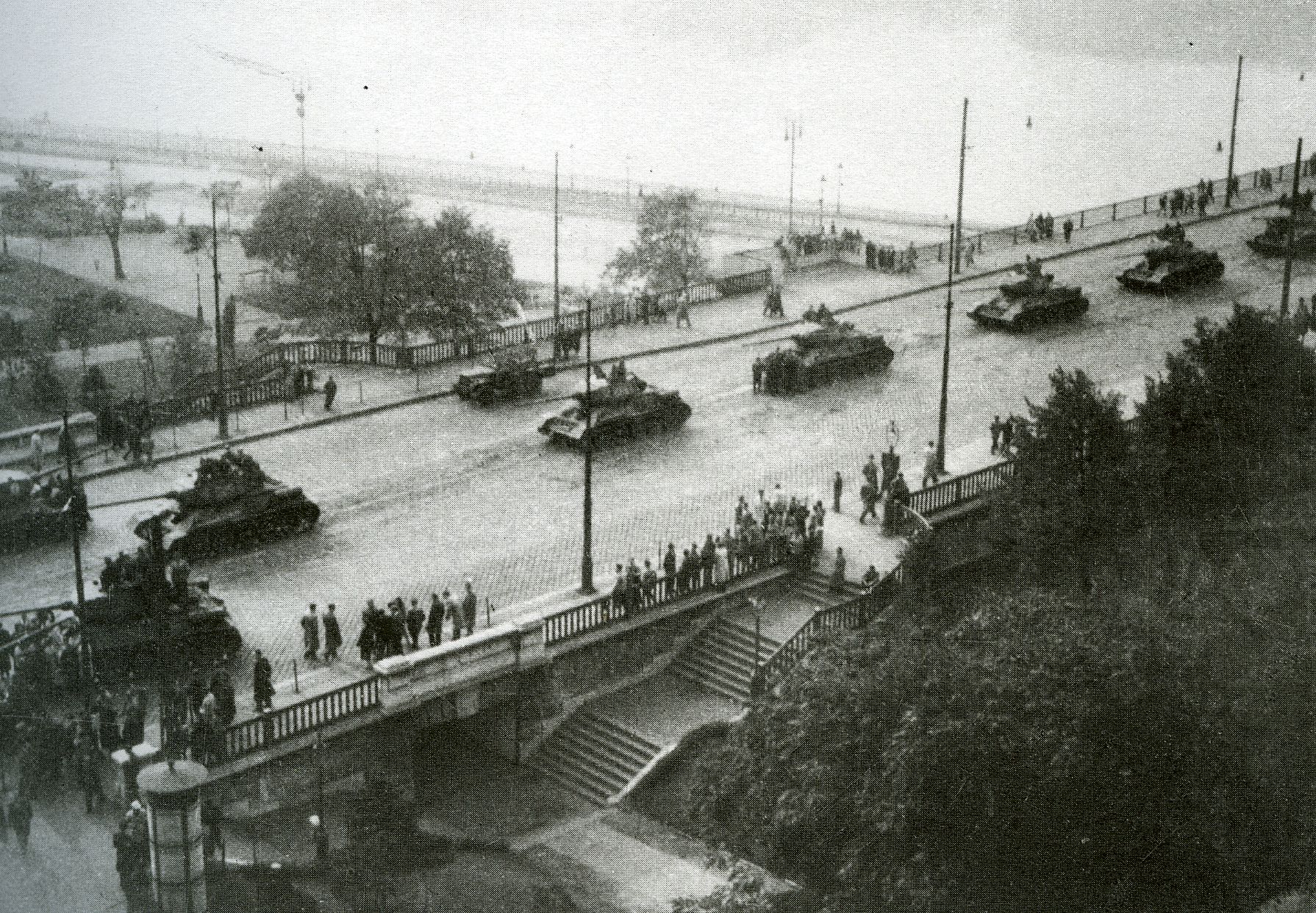 Sowieckie jednostki pancerne wkraczają do Budapesztu. Fot. ze zbiorów Istvána Kovácsa