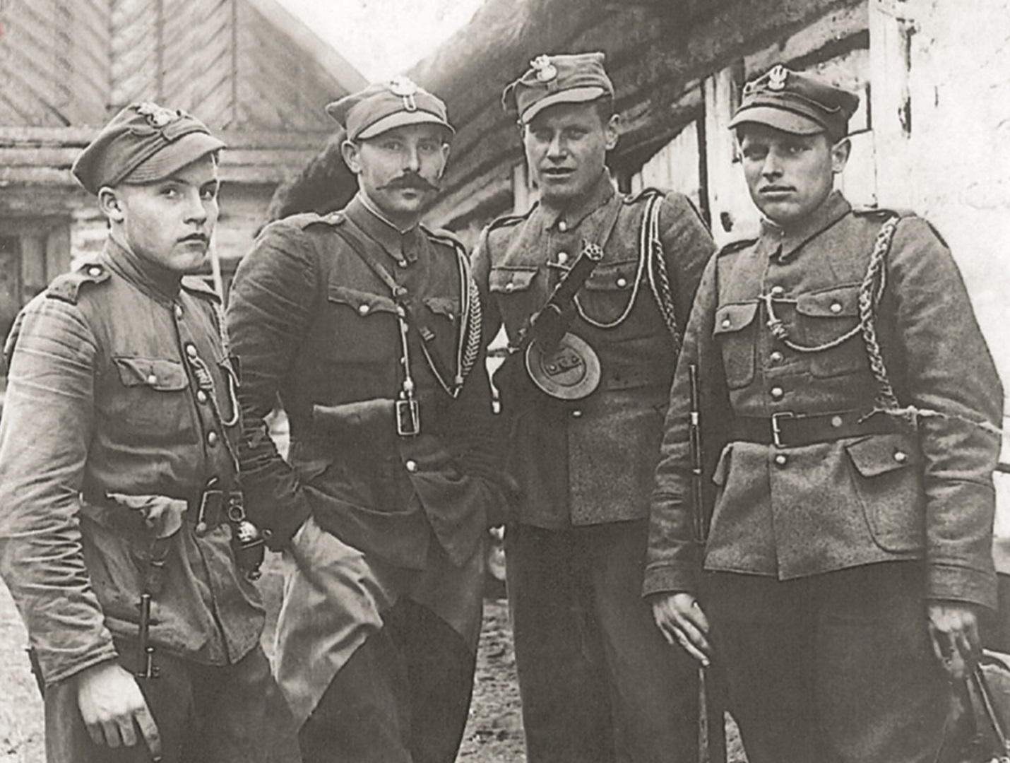 Ppor. Kazimierz Murowicki „Narcyz” (drugi od lewej) z podkomendnymi. Fot. ze zbiorów Kazimierza Krajewskiego