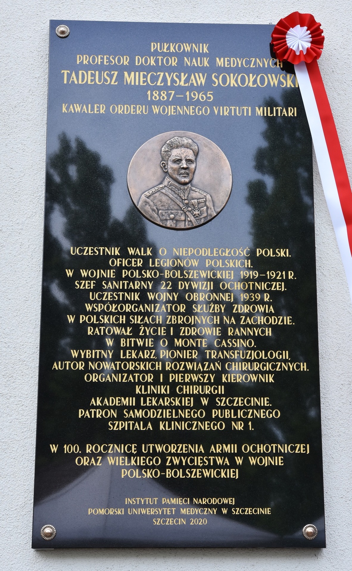 Tablica upamiętniająca Płk. prof. Tadeusza Sokołowskiego na budynku SSPSK nr 1 w Szczecinie
