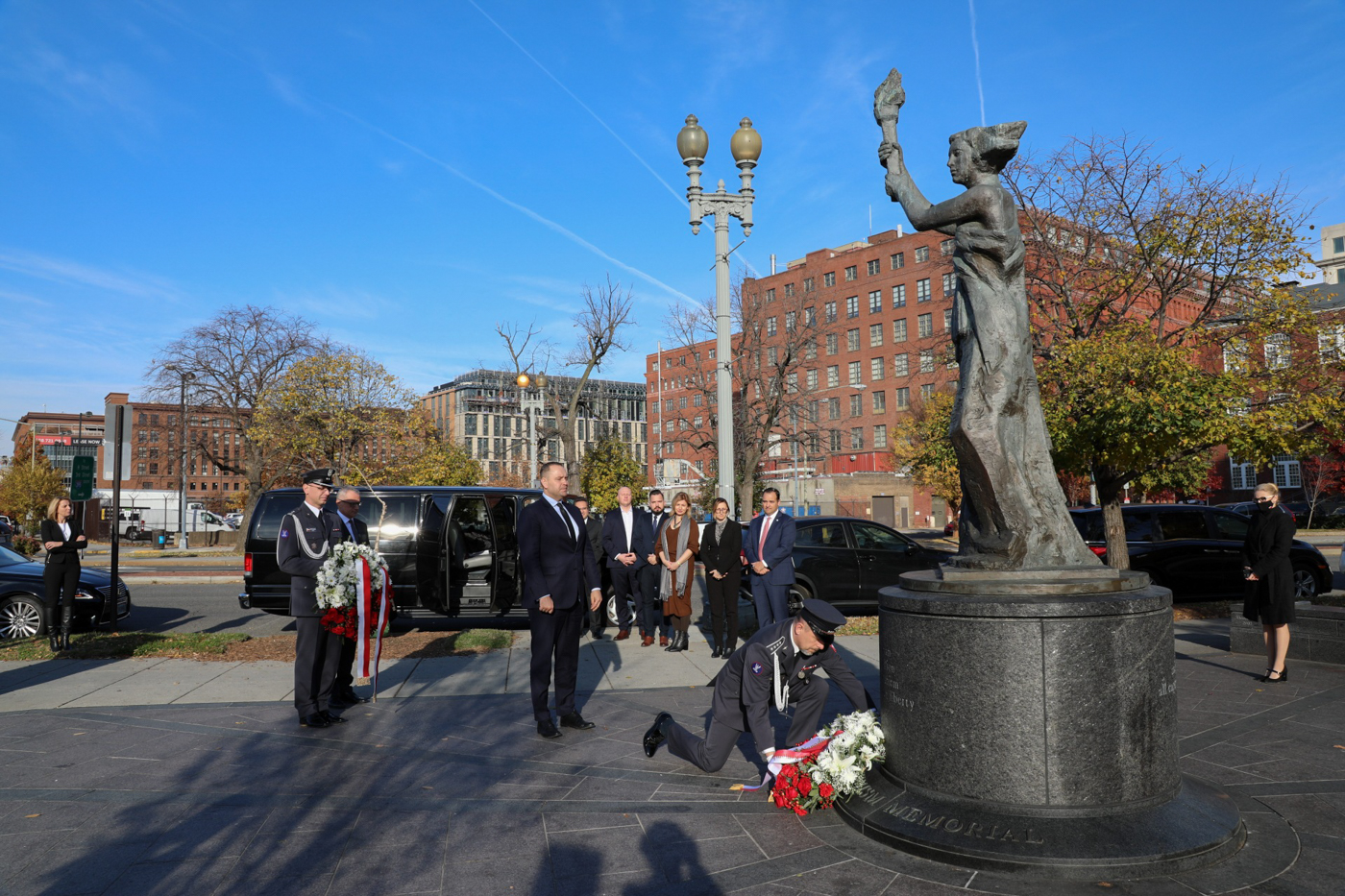 Złożenie kwiatów pod pomnikiem Ofiar Komunizmu w Waszyngtonie – 2 grudnia 2021. Fot. Adrianna Garnik (IPN)