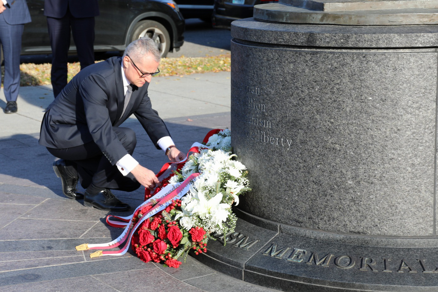 Złożenie kwiatów pod pomnikiem Ofiar Komunizmu w Waszyngtonie – 2 grudnia 2021. Fot. Adrianna Garnik (IPN)