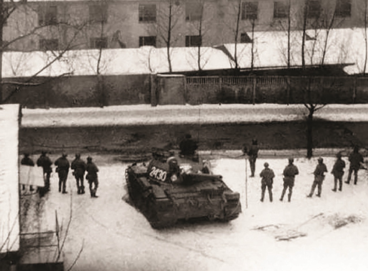Pacyfikacja kopalni „Wujek”. Jeden z czołgów przygotowuje wyłom w murze kopalni, Katowice, 16 grudnia 1981 r. Fot. Andrzej Konarzewski IPN Katowice