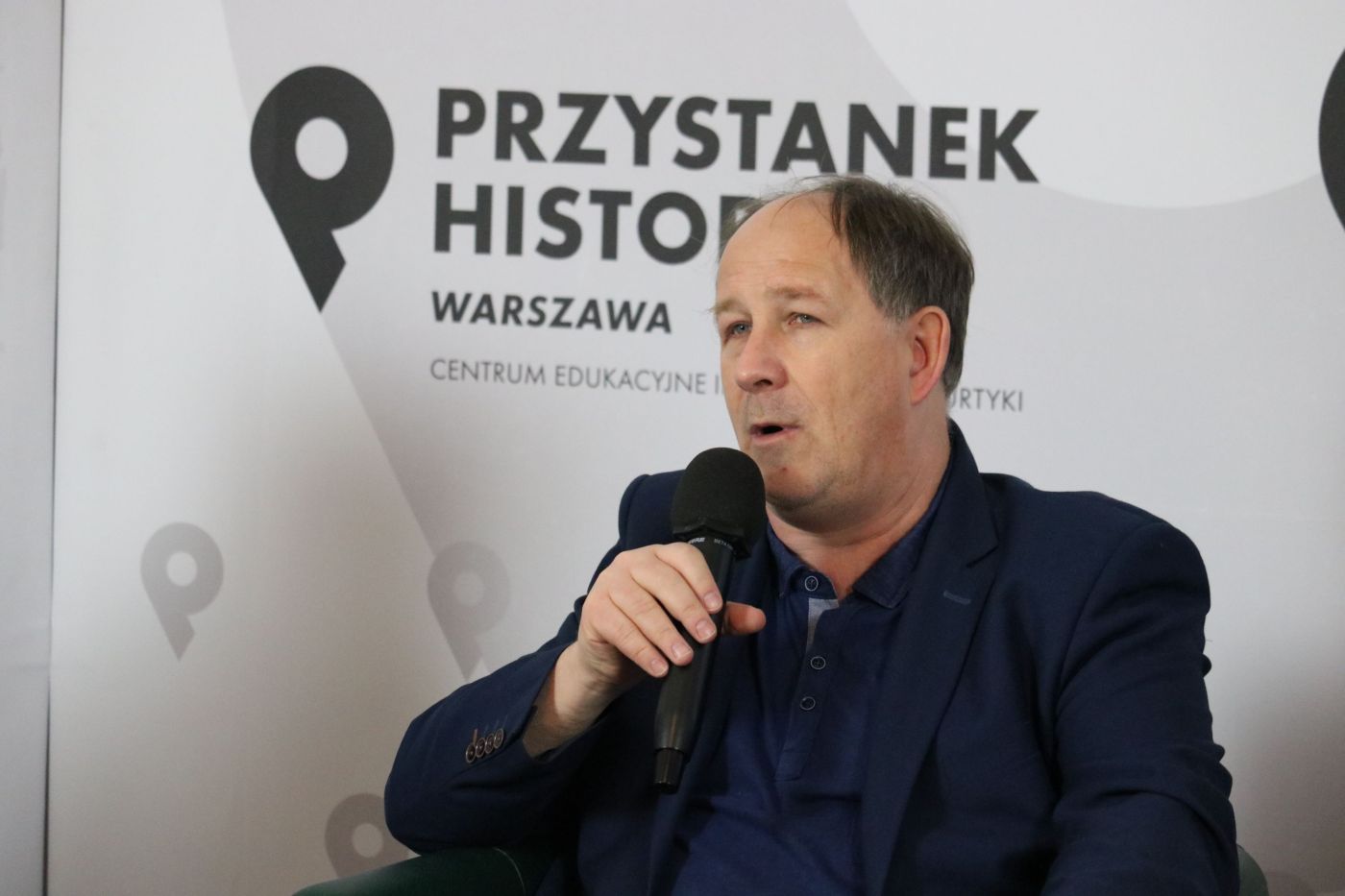 Dr Grzegorz Majchrzak (BBH IPN) podczas dyskusji „Stan wojenny – między rzeczywistością a propagandą” – 15 grudnia 2021. Fot. Aleksandra Wierzchowska (IPN)