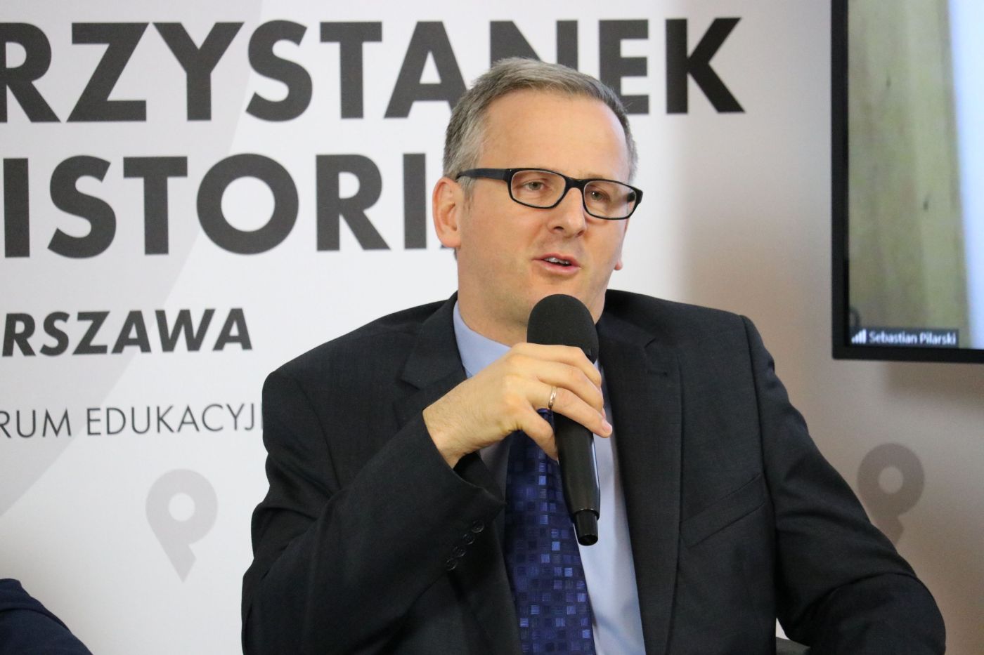 Dr Tadeusz Ruzikowski (IPN Warszawa) podczas dyskusji „Stan wojenny – między rzeczywistością a propagandą” – 15 grudnia 2021. Fot. Aleksandra Wierzchowska (IPN)