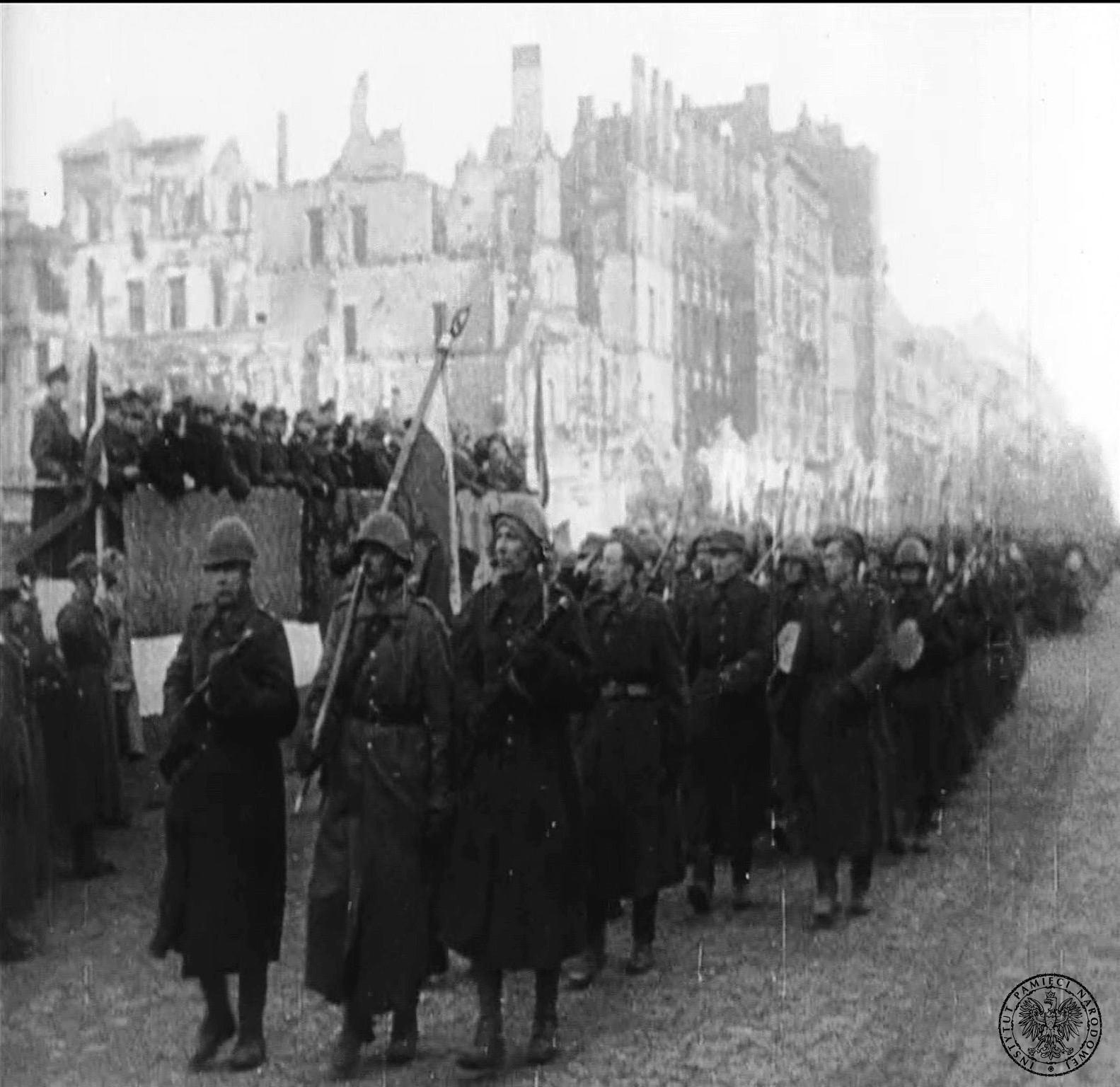 Defilada oddziałów Ludowego Wojska Polskiego w Warszawie 19 stycznia 1945 r., kadr z filmu propagandowego sygn IPN BU pf 2361 279