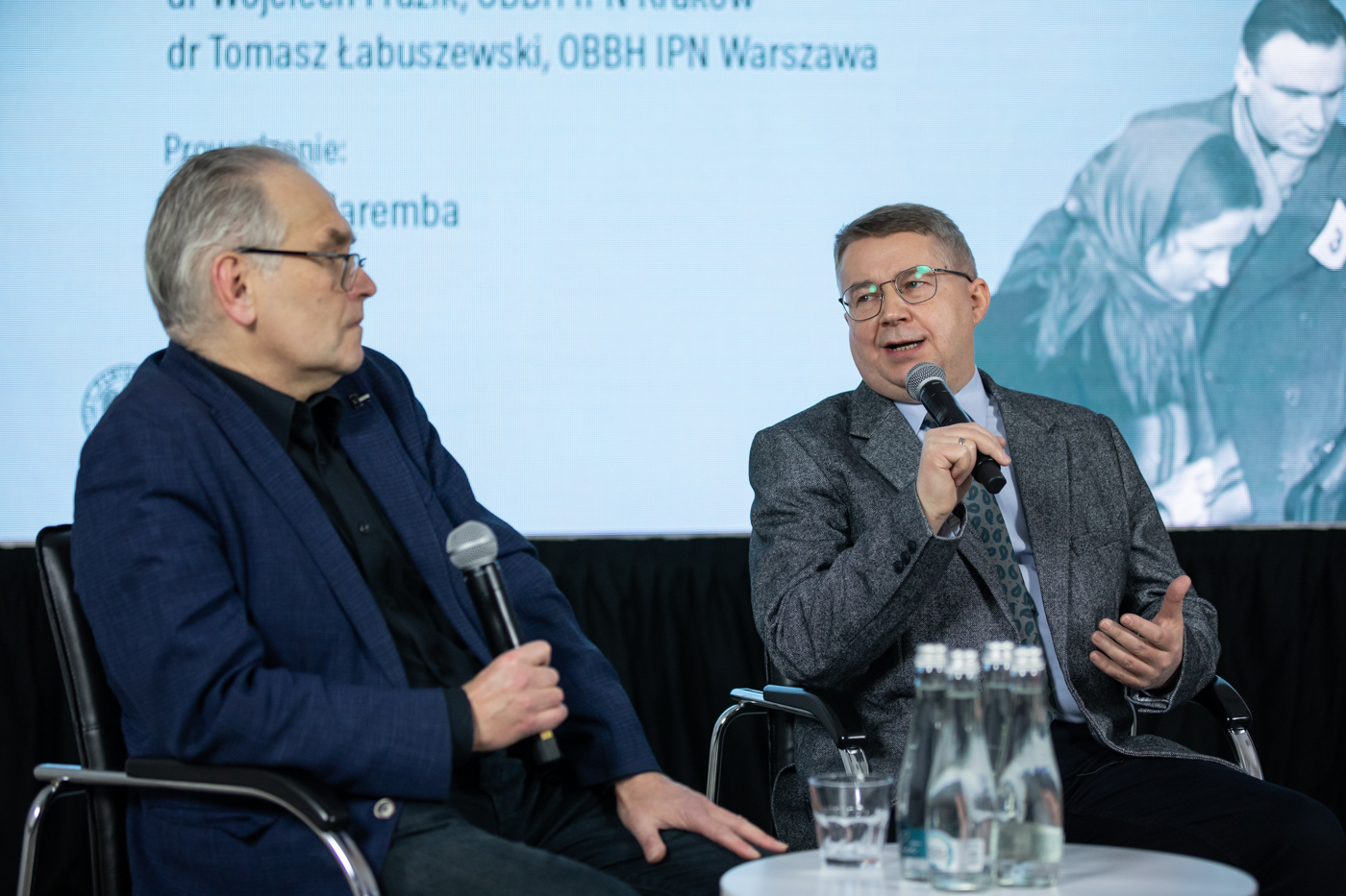 Red. Piotr Zaremba (L) i dr Wojciech Frazik (P) – 19 stycznia 2022. Fot. Mikołaj Bujak (IPN)