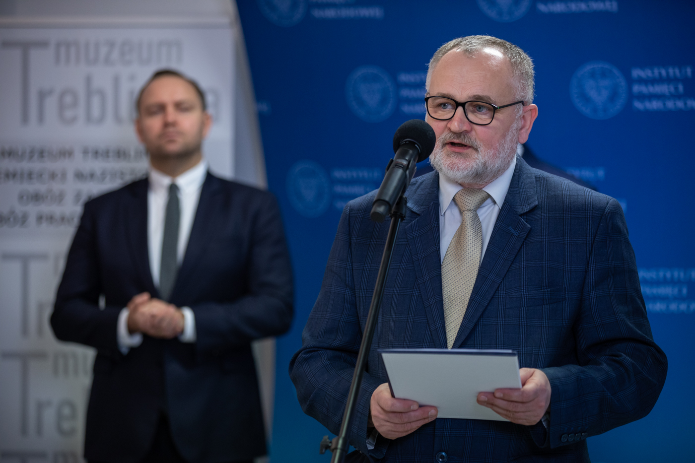 Dr Edward Kopówka, dyrektor Muzeum Treblinka (P) podczas konferencji prasowej – 27 stycznia 2022. Fot. Mikołaj Bujak (IPN)