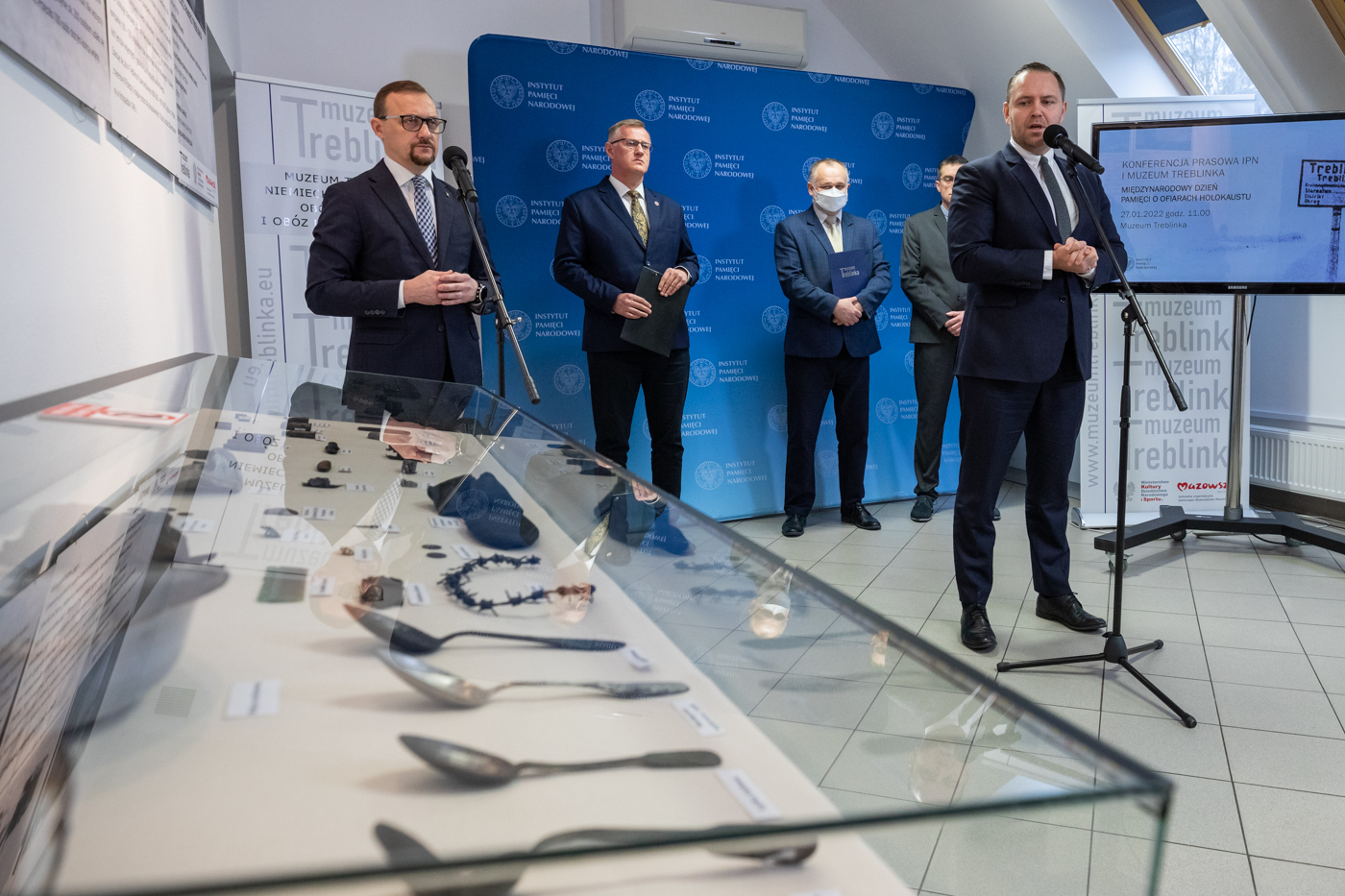 Konferencja prasowa dotycząca przekazania Muzeum w Treblince przedmiotów należących do zamordowanych w Miejscu Straceń w pobliżu Karnego Obozu Pracy Treblinka I – 27 stycznia 2022. Fot. Mikołaj Bujak (IPN)