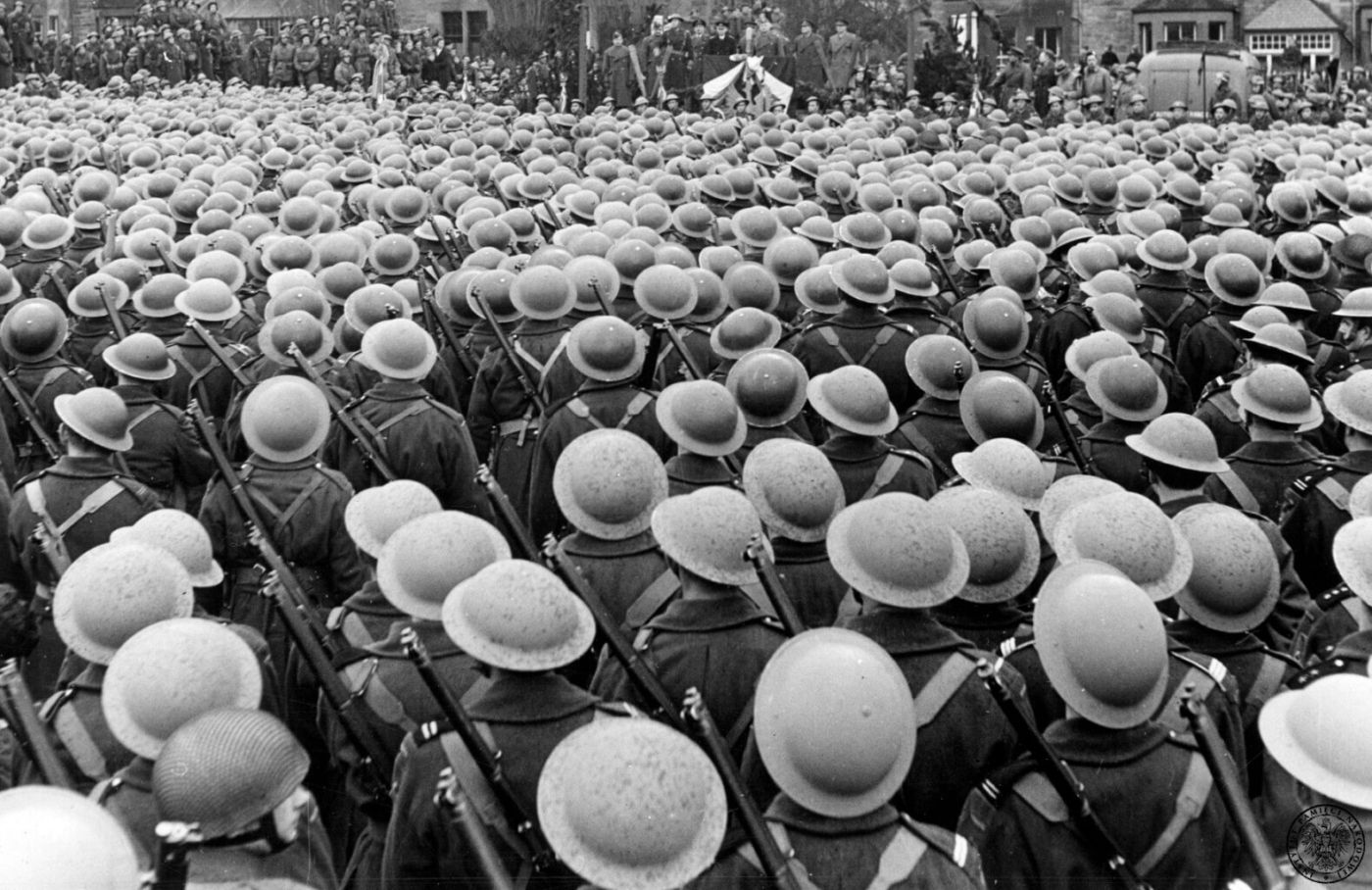Wizyta Naczelnego Wodza Polskich Sił Zbrojnych gen. broni Władysława Sikorskiego w I Korpusie Polskim w Szkocji. (1943) (AIPN)