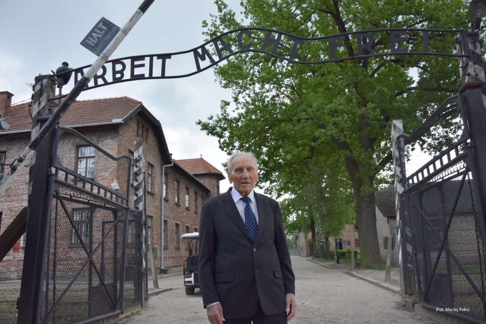 Kazimierz Piechowski przed bramą KL Auschwitz, 31 maja 2017. Fot. Maciej Foks