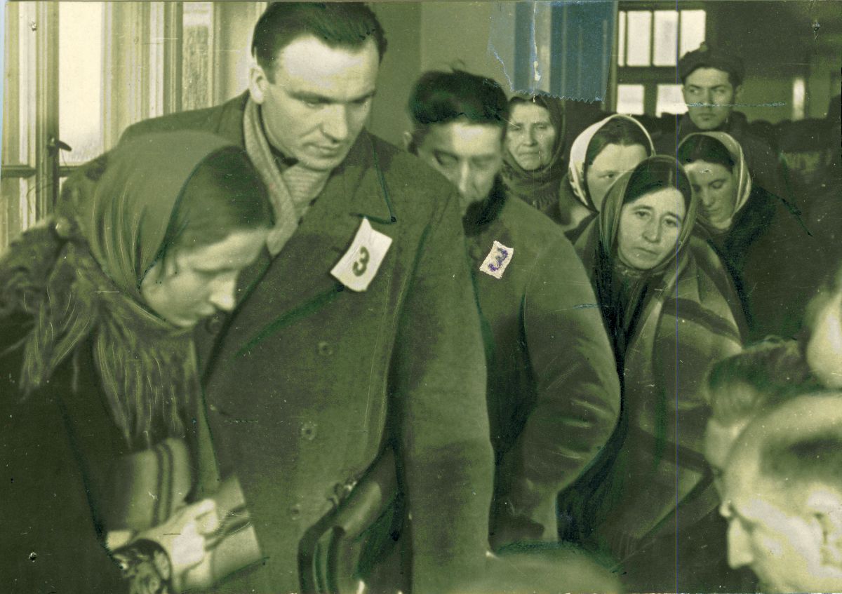 Kolejka w lokalu wyborczym, 19 I 1947 r. (fot. Archiwum IPN)