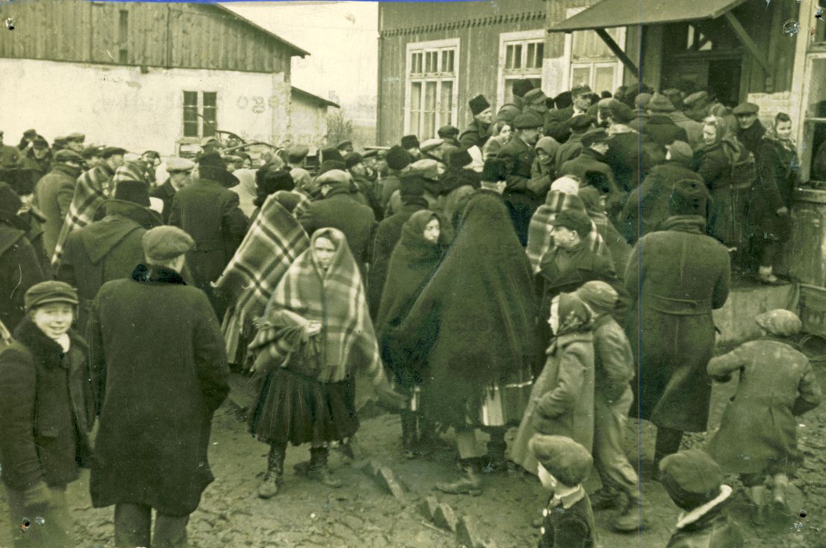 Mieszkańcy wsi przed lokalem wyborczym, 19 I 1947 r. (fot. Archiwum IPN)